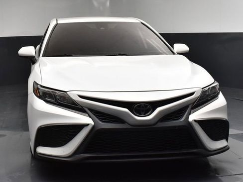 Used 2021 Toyota Camry SE image 3