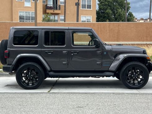 Used 2025 Jeep Wrangler Unlimited Sahara AWD/4WD image 3