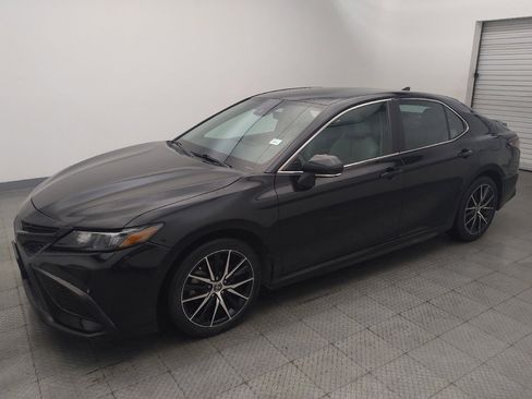 Used 2022 Toyota Camry SE image 2