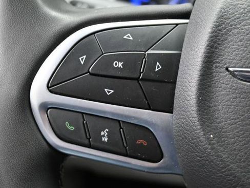 Used 2023 Chrysler Pacifica Touring-L FWD image 27