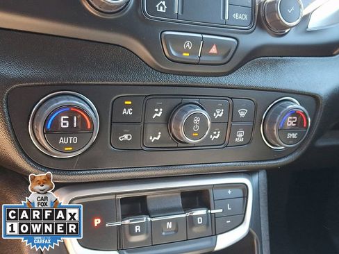 Used 2024 GMC Terrain SLT AWD/4WD image 16