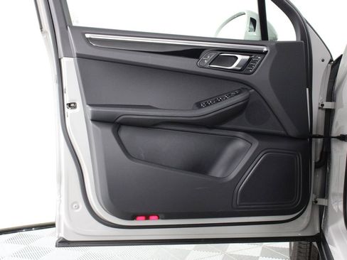 Certified 2025 Porsche Macan image 20