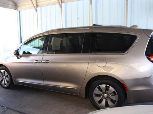 Used 2017 Chrysler Pacifica Platinum FWD image 2
