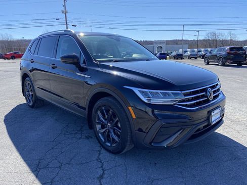 Used 2023 Volkswagen Tiguan SE image 1
