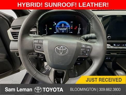 Used 2025 Toyota Camry SE image 11