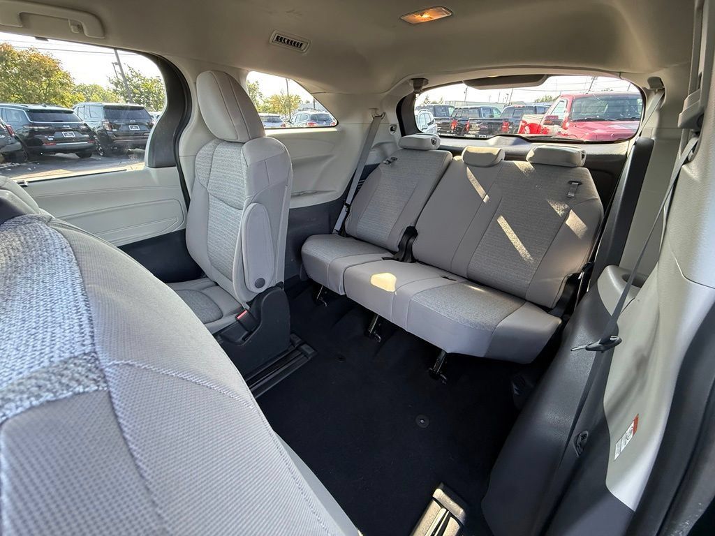 Used 2023 Toyota Sienna LE FWD image 8