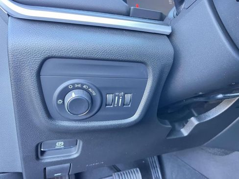 New 2025 Jeep Grand Cherokee Altitude image 13