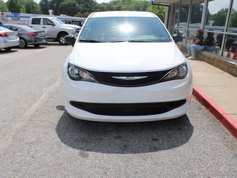 Used 2024 Chrysler Voyager LX FWD image 2