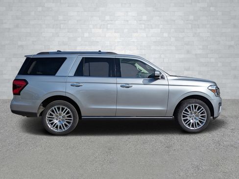 Used 2024 Ford Expedition Limited image 4