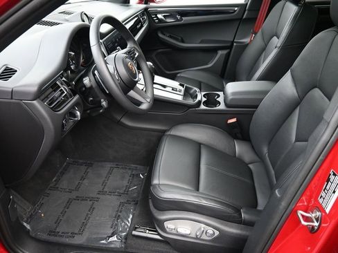 Certified 2025 Porsche Macan AWD/4WD image 9