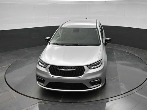 Used 2024 Chrysler Pacifica Touring-L FWD image 31