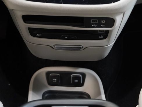 Used 2018 Chrysler Pacifica Limited w/ Advanced Safetytec Group FWD image 23