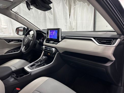 Used 2025 Toyota RAV4 XLE Premium image 59
