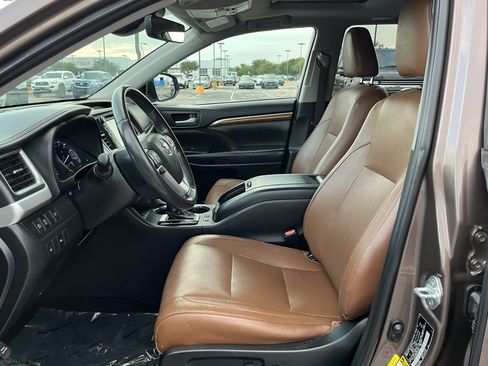 Used 2019 Toyota Highlander Limited FWD image 30