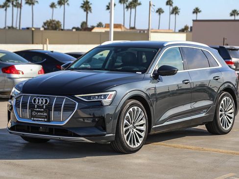 Used 2019 Audi e-tron Prestige w/ Prestige Package AWD/4WD image 3