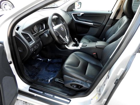 Used 2016 Volvo XC60 T5 Platinum w/ Climate Package image 8
