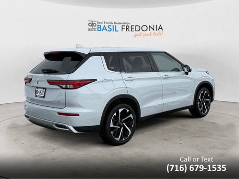 Used 2024 Mitsubishi Outlander SE image 5