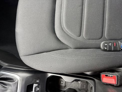 Used 2018 Jeep Renegade Latitude w/ Cold Weather Group image 23