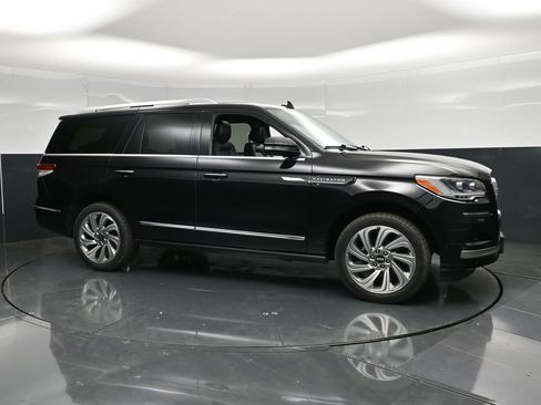 Used 2024 Lincoln Navigator Premiere AWD/4WD image 5