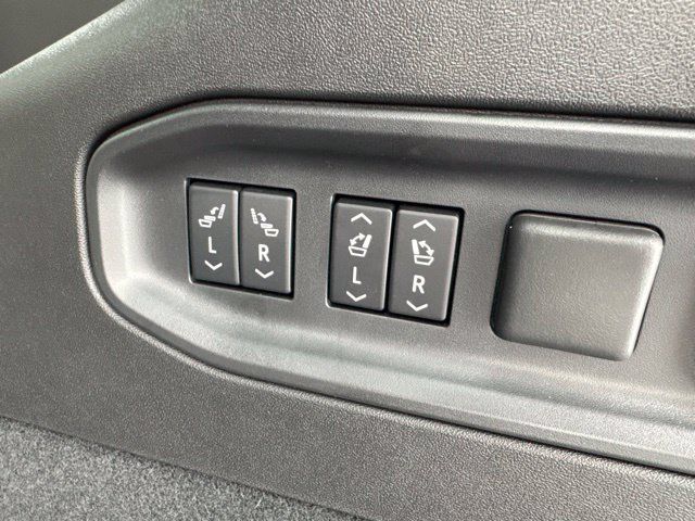 Used 2026 Cadillac Vistiq Sport w/ LPO, Floor Liner Package AWD/4WD image 9