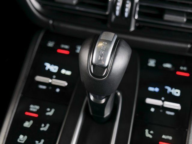 Certified 2026 Porsche Macan AWD/4WD image 17