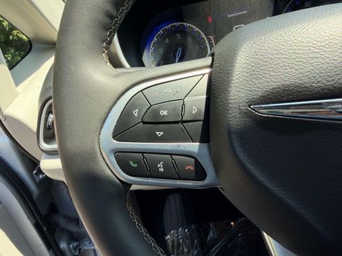 Used 2024 Chrysler Pacifica Touring-L FWD image 30