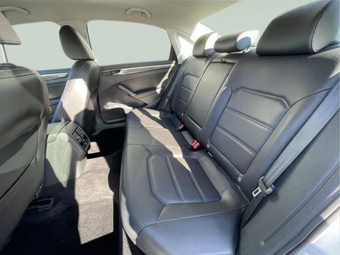 Used 2018 Volkswagen Passat 2.0T SE FWD image 14