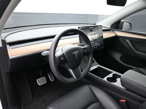 Used 2022 Tesla Model Y Long Range image 16