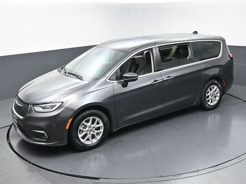 Used 2023 Chrysler Pacifica Touring-L FWD image 40