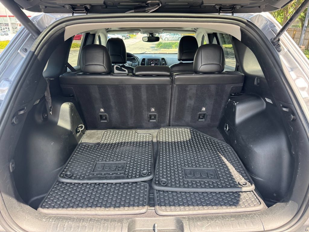 Used 2019 Jeep Cherokee Latitude Plus AWD/4WD image 16