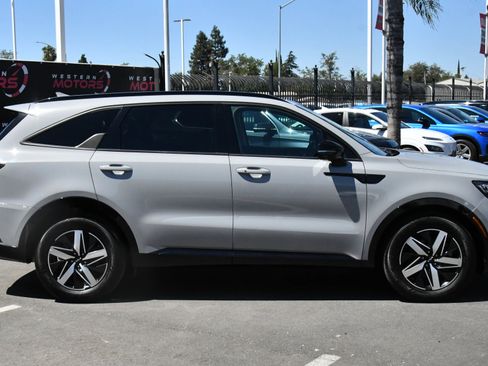 Used 2023 Kia Sorento EX FWD image 9