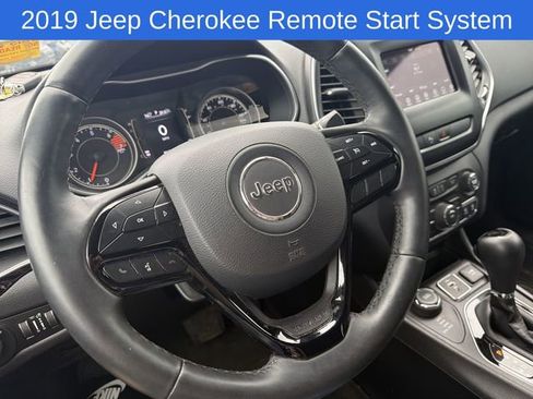 Used 2019 Jeep Cherokee Latitude Plus AWD/4WD image 17