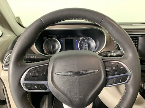 Used 2022 Chrysler Voyager LX image 21