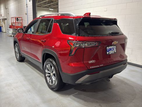 Used 2025 Chevrolet Equinox LT w/ Convenience Package II image 3