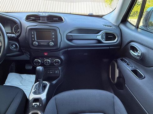Used 2017 Jeep Renegade Latitude w/ Popular Equipment Group FWD image 11