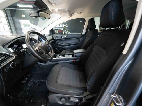 Used 2023 Ford Edge SE w/ Black Appearance Package image 9