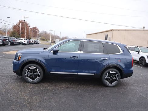 New 2025 Kia Telluride S image 4