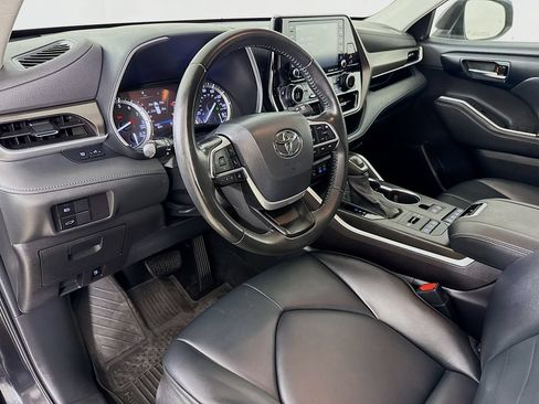 Used 2022 Toyota Highlander XLE AWD/4WD image 10