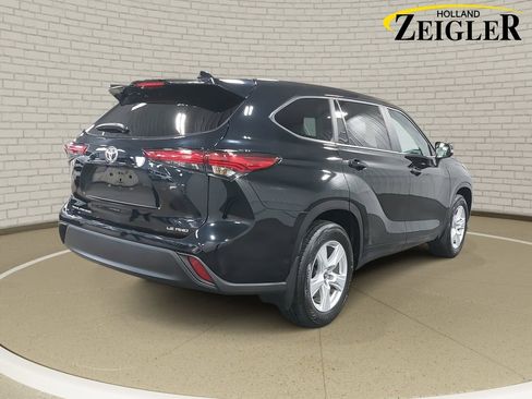 Used 2023 Toyota Highlander LE image 4