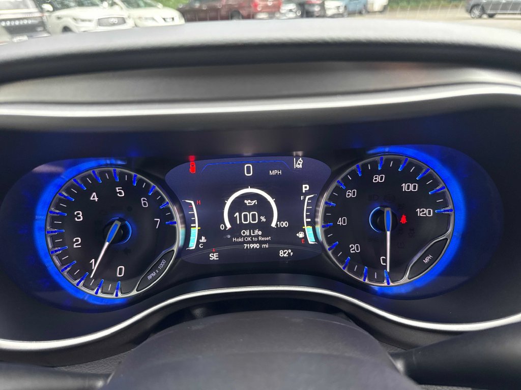 Used 2023 Chrysler Pacifica Touring-L FWD image 16