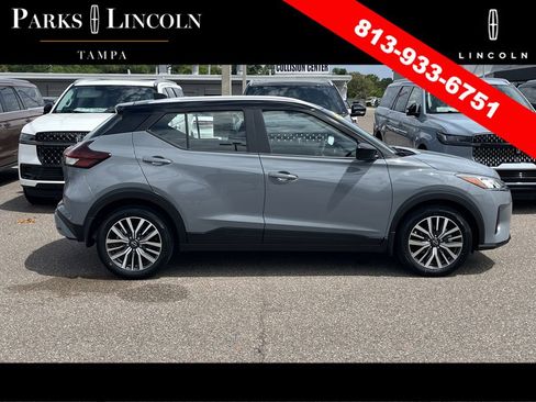 Used 2022 Nissan Kicks SV image 3