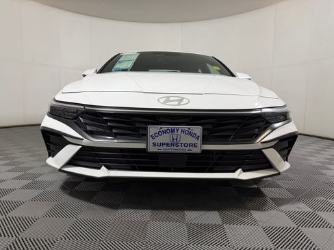 Used 2025 Hyundai Elantra Limited FWD image 5