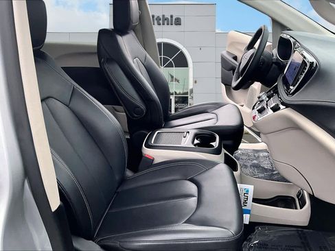 Used 2024 Chrysler Pacifica Select image 14
