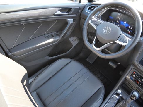 Certified 2024 Volkswagen Tiguan SE w/ Panoramic Sunroof Package FWD image 9