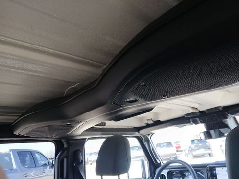 Used 2025 Jeep Wrangler Sahara image 71