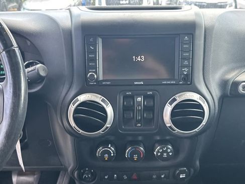 Used 2017 Jeep Wrangler Unlimited Sahara w/ Connectivity Group AWD/4WD image 18