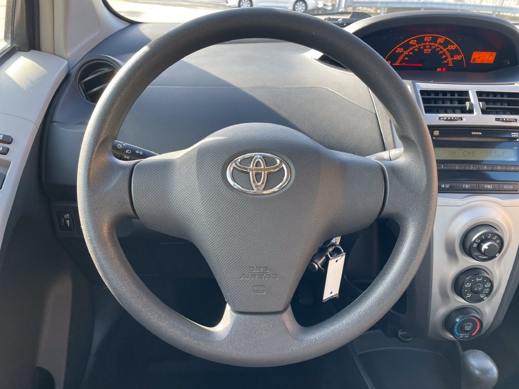 Used 2010 Toyota Yaris 4-Door Hatchback FWD image 15