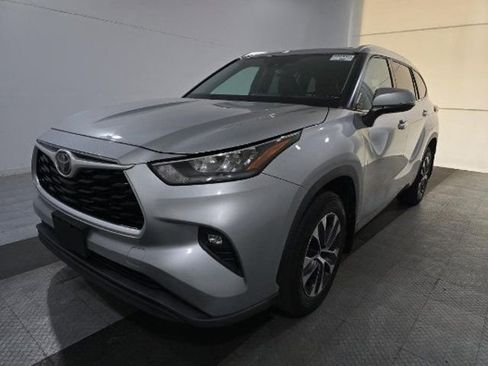 Used 2020 Toyota Highlander XLE image 40