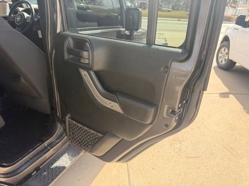 Used 2018 Jeep Wrangler Unlimited Sport S AWD/4WD image 18