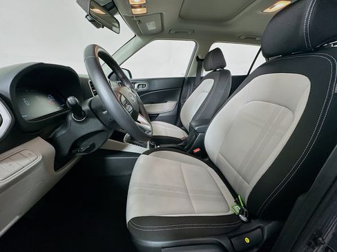 Used 2025 Hyundai Venue SEL image 13